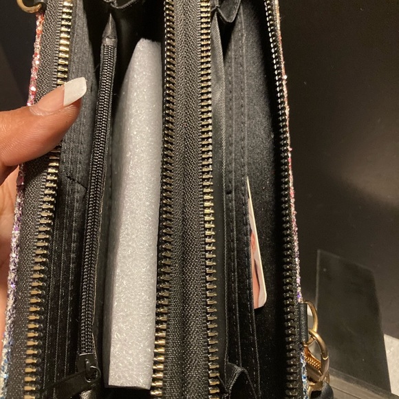 Baby Phat Ladies crossbody - Picture 7 of 8